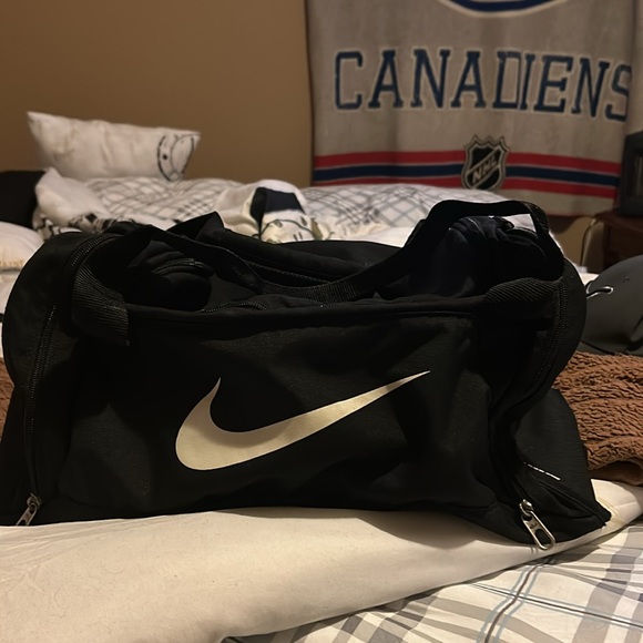 I’m selling a black workout or duffle bag - Picture 2 of 3